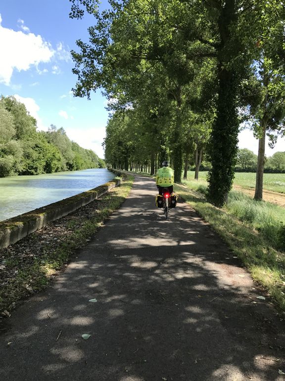 Steve rides along the Marne canal near Châlons-en-Champagne